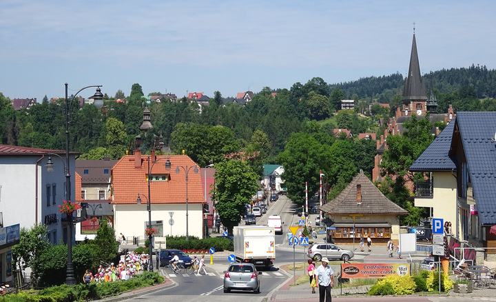 Rabka-Zdrój — Widok na ulicę Władysława Orkana: od lewej - Dworzec PKP, nad nim wieża Starego Kościółka,