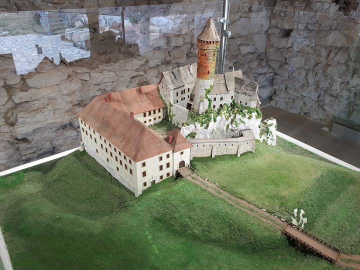Rabsztyn — Makieta zamku w Rabsztynie, zamek w Rabsztynie.