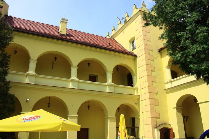Rogów Opolski — Rogów Opolski, pałac (dec. zamek), ok. 1600, 1 poł. XIX
