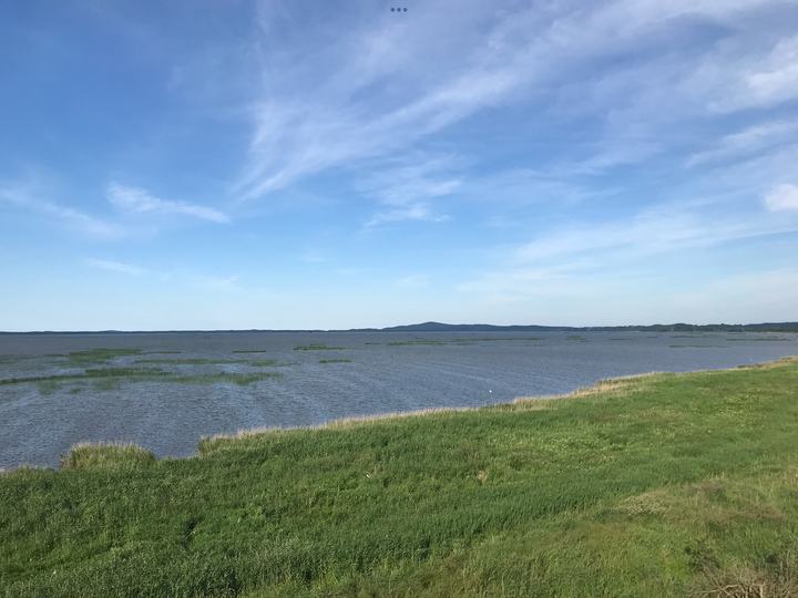 Rowokół — Lake Gardno with seeable Rowokół hill. Seen from West.