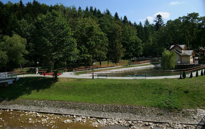 Rymanów-Zdrój — Rzeka Tabor przepływająca przez Rymanów-Zdrój, w tle amfiteatr