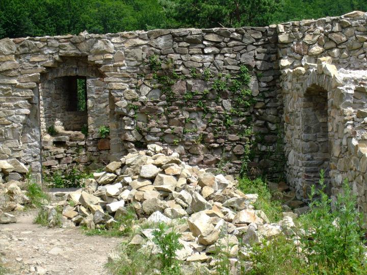 Rytro — Zamek Rytro, odbudowa murów.
