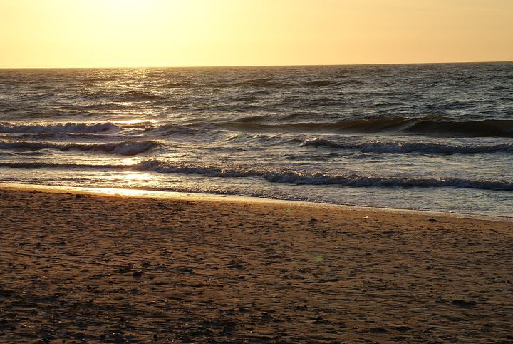 Sarbinowo i latarnia w Gąskach — Zachód słońca na plaży w Sarbinowie (wykorzystanie pliku możliwe tylko przy podaniu imieni