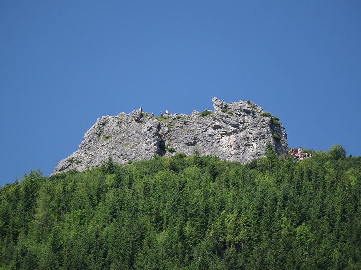 Sarnia Skała i Czerwone Wierchy — Sarnia Skała widziana z żółtego szlaku z Doliny Białego do Ścieżki nad Reglami.