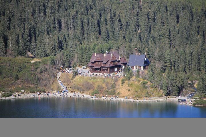 Schroniska w Tatrach — View on the PTTK mountain chalet at Morskie Oko from Czarny Staw.