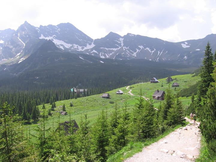 Schroniska w Tatrach — Hala Gąsienicowa . View from tourist trail Kuźnice - Hala gąsienicowa. tatras , Poland