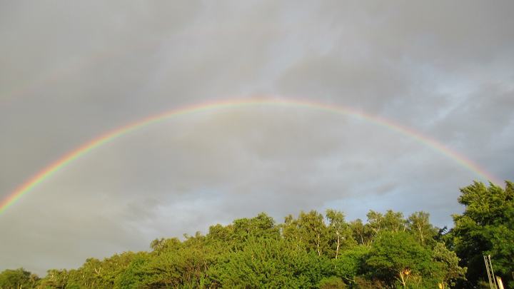 Sianożęty — Sianożęty (woj. zachodniopomorskie, Polska). Tęcza nad plażą.