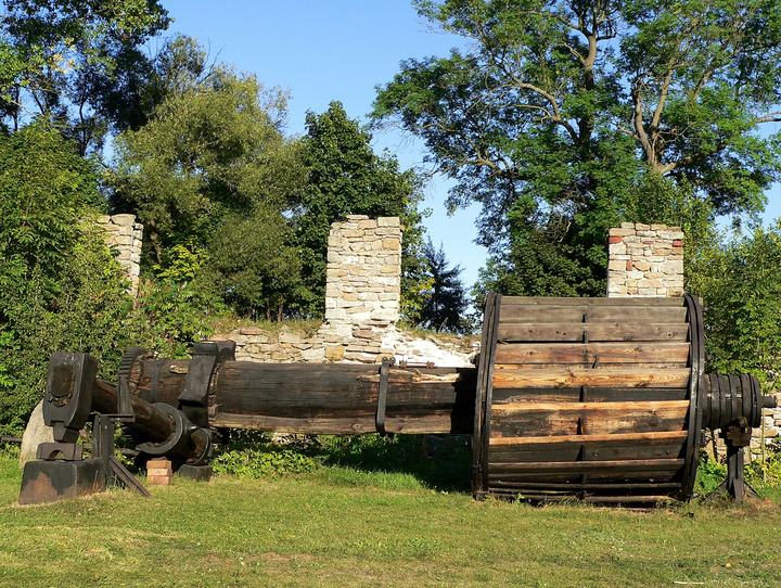 Sielpia — Description : Water wheel and hammer in the Old Industry Museum in Sielpia Wielka, Poland