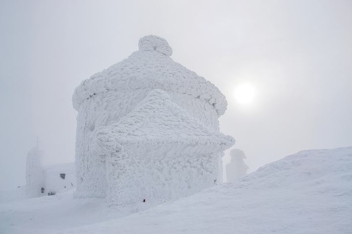 Śnieżka z Karpacza przez Kopę — Chapel of Saint Lawrence in winter, Śnieżka (Schneekoppe, Sněžka) - Krkonoše mountains