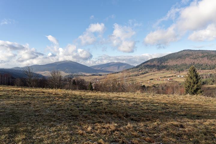 Śnieżnica z Kasiny Wielkiej — Ćwilin, Śnieżnica, and Łopień peaks in the Beskid Wyspowy Mountains