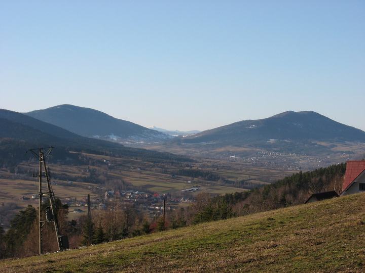 Śnieżnica z Kasiny Wielkiej — Photo taken from Paproć mountain (645 m) near Limanowa in southern Poland. Two large mount