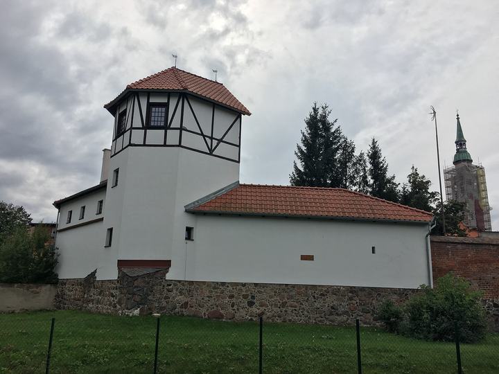 Starogard Gdański — Starogard Gdański, Baszta Tczewska. Widok z ul. Kanałowej. W tle remontowana wieża kościoł