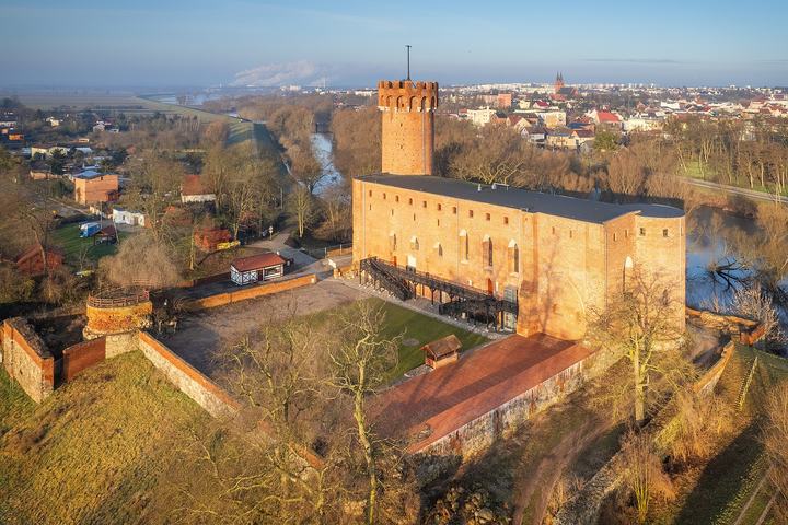 Świecie — Widok z drona na zamek po renowacji zakończonej w styczniu 2024 roku.