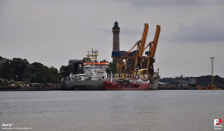 Świnoujście — Nabrzeże Chemików wraz z latarnią morską w Świnoujściu. Przy nabrzeżu stoi 144-metrowa, pł