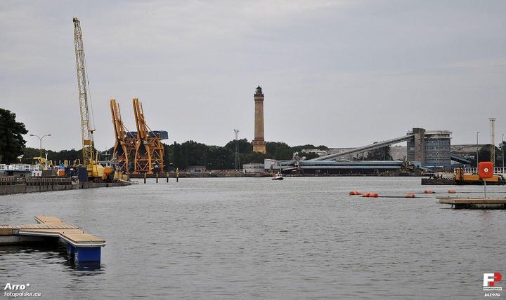 Świnoujście — Widok na latarnię morską i Nabrzeże Chemików z terenu mariny w Basenie Północnym