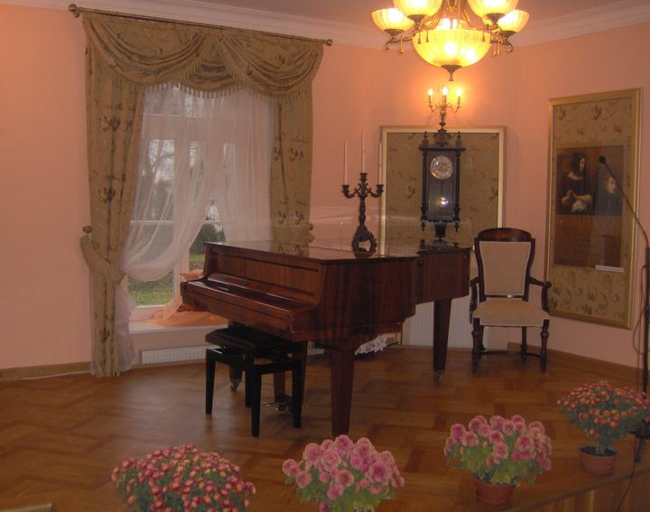 Szafarnia — Piano in Szafarnia Manor Hause