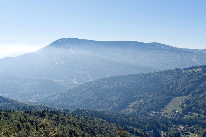Szczyrk i Skrzyczne — View of Skrzyczne and light mist below the summit from the trail to Klimczok in the Silesi