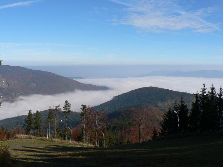 Szczyrk i Skrzyczne — Skalite and the cloudy Żywiec Basin from the trail up Skrzyczne