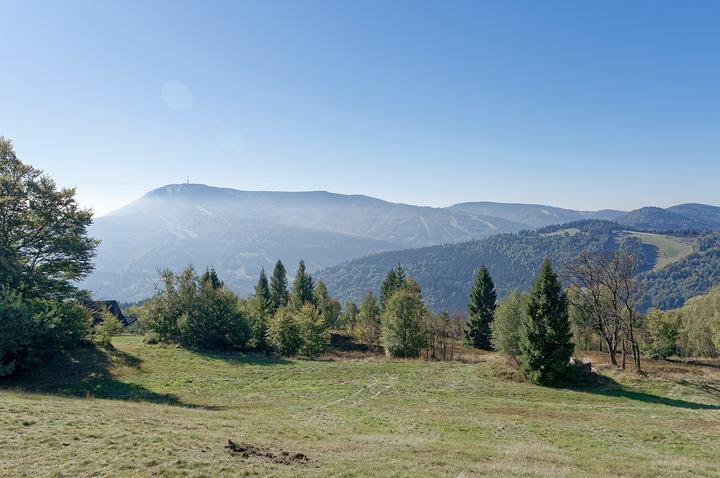Szczyrk i Skrzyczne — View of Skrzyczne from the trail to Klimczok in the Silesian Beskids
