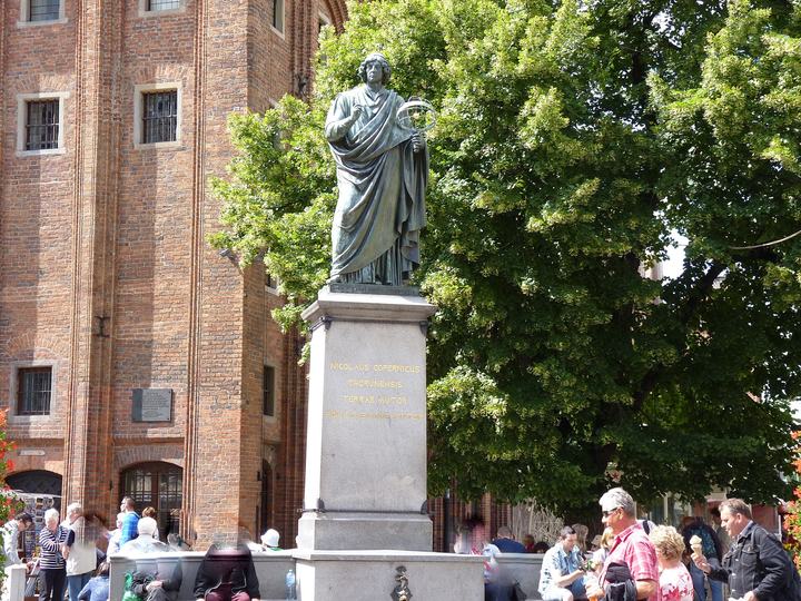 Szlak Kopernikowski — Toruń pomnik Mikołaja Kopernika