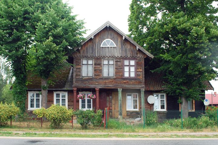 Szlak Mennonitów na Żuławach — Mikoszewo , ul. Gdańska 68 - dom pomennonicki z wysuniętą częścią podcieniową