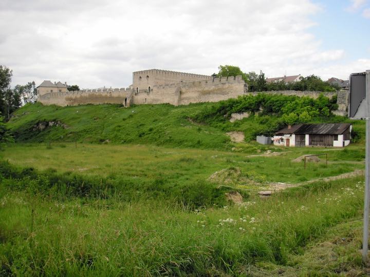 Szydłów – mury obronne i śliwki