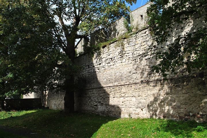 Szydłów — Szydłów, woj. świętokrzyskie. Mury obronne