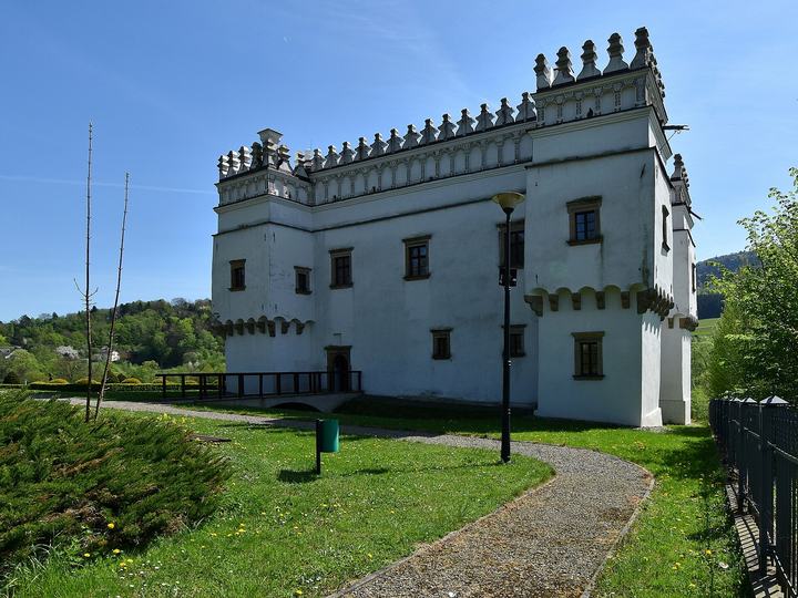 Szymbark — Szymbark, Dwór obronny w Szymbarku