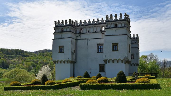 Szymbark — Szymbark, Dwór obronny w Szymbarku