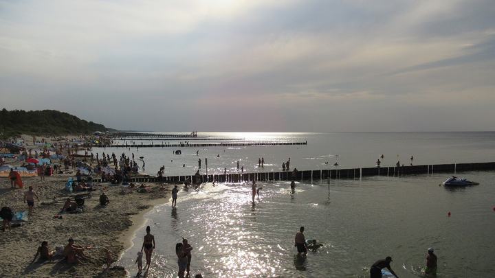 Ustronie Morskie — Ustronie Morskie (pow. kołobrzeski, woj. zachodniopomorskie, Polska). Plaża latem.