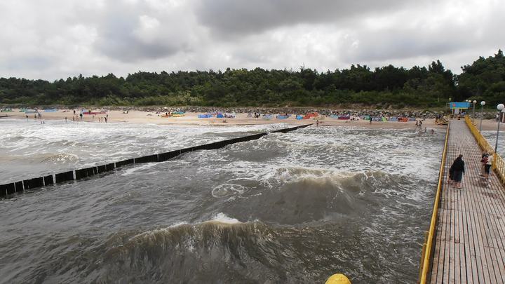 Ustronie Morskie — Sianożęty (woj. zachodniopomorskie, Polska). Plaża. Wzburzone morze.