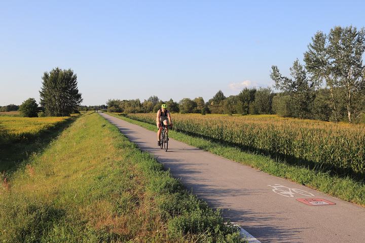 Velo Dunajec — Ostrów - the Dunajec dike with Velo Dunajec cycle route