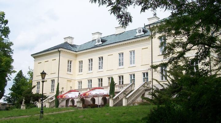 Walewice — Walewice, pałac (z pawilonami i galeriami), 1783, elewacja od strony parku