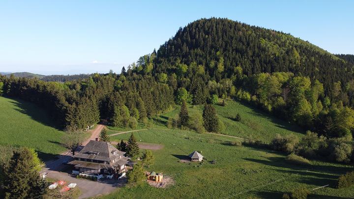 Waligóra — Widok na schronisko PTTK "Andrzejówka" w tle szczyt Waligóra