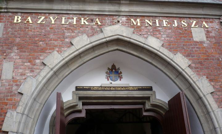 Wąwolnica — Wąwolnica - rzymskokatolicki kościół parafialny pw. św. Wojciecha , obecnie bazylika, 1907