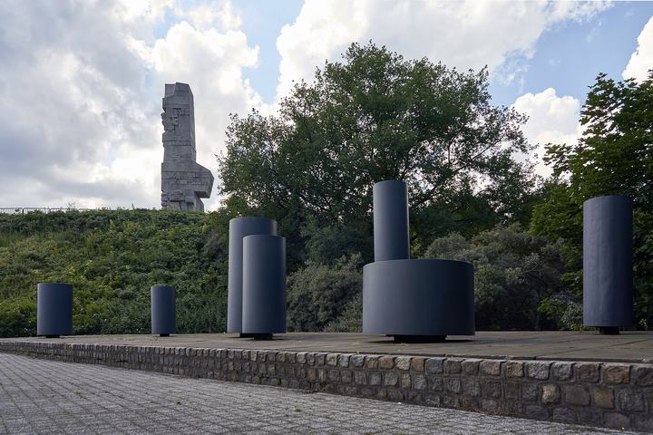 Westerplatte i Twierdza Wisłoujście — View across pillars towards Westerplatte monument from lower level