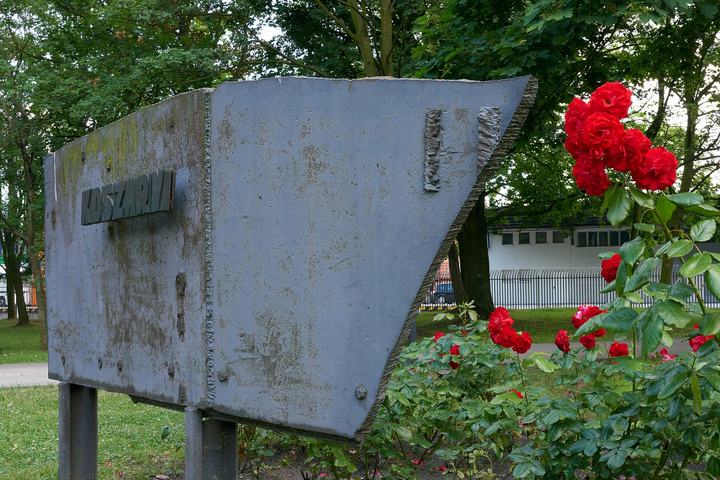 Westerplatte i Twierdza Wisłoujście — signpost to Westerplatte barracks - cut from the plate of a WW II tank