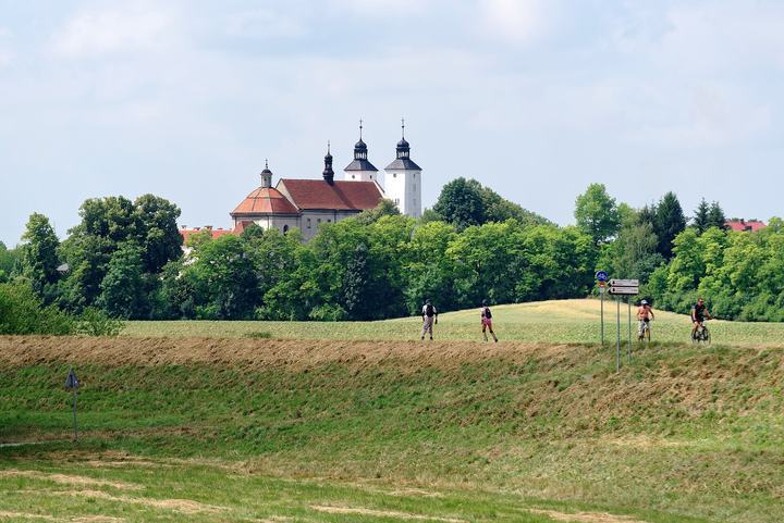 Wiślana Trasa Rowerowa — Kościół w Hebdowie (widok z przeciwnego brzegu Wisły) i Wiślana Trasa Rowerowa