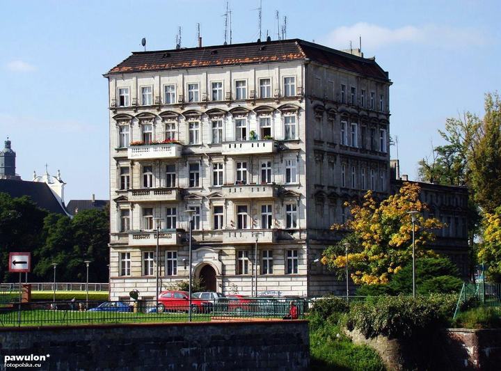 Wrocław — Samotna kamienica na Wyspie Słodowej.