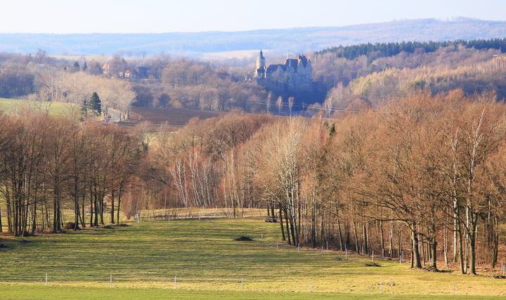 Zamek Czocha — Panorama na Zamek Czocha z Baszty Lubańskiej. Po lewej zakręt drogi ze Złotnik Lubańskich