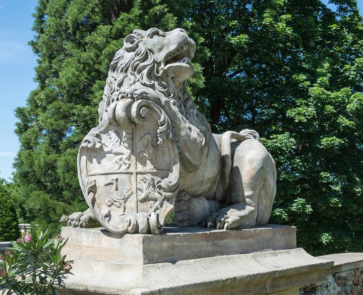 Zamek Książ — Książ Castle, lions sculpture with coat of arms of House of Ascania