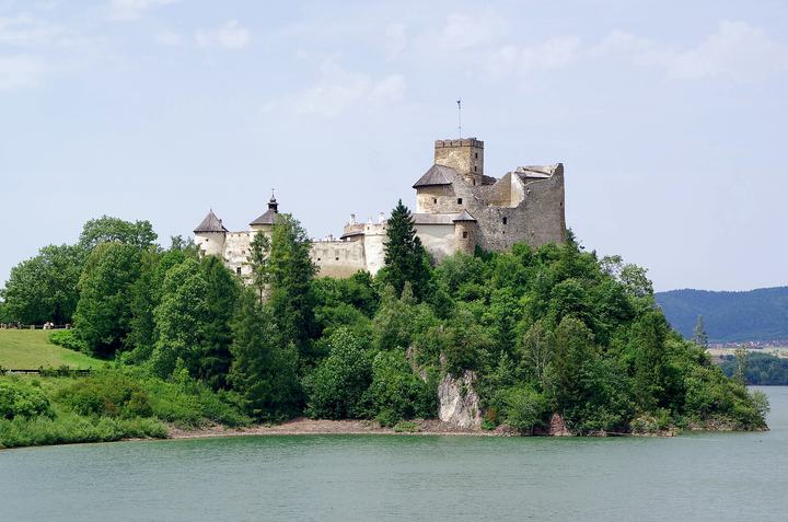 Zamek w Niedzicy i Jezioro Czorsztyńskie — Niedzica Castle