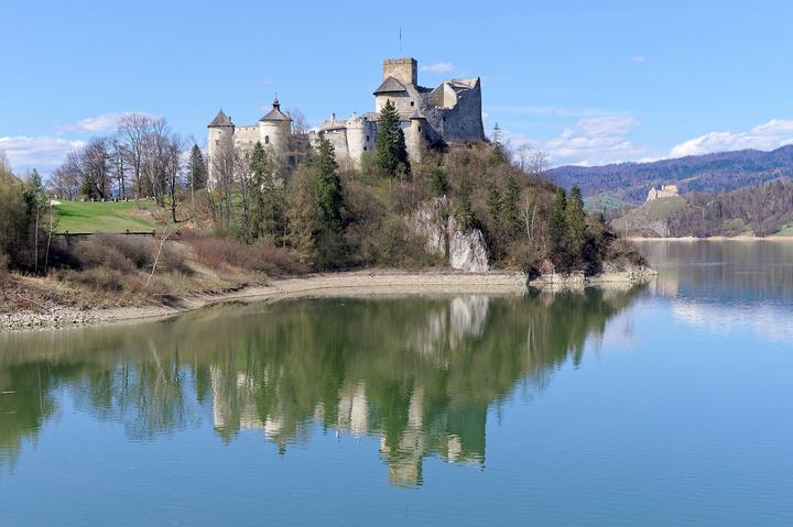 Zamek w Niedzicy i Jezioro Czorsztyńskie — Niedzica Castle with Czorsztyn Castle in the background