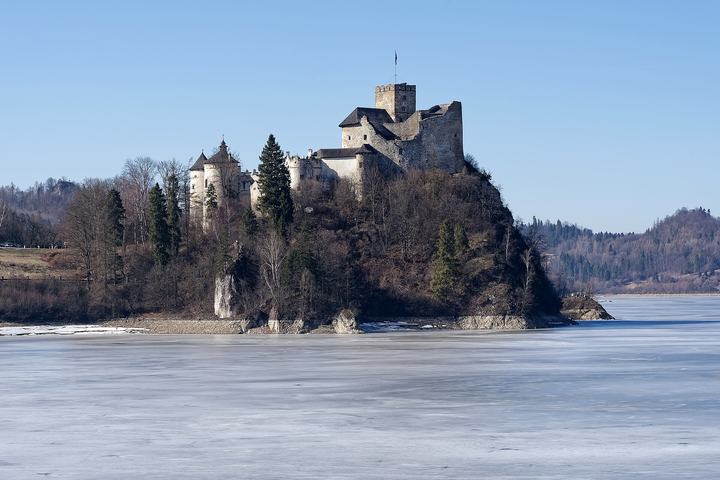 Zamek w Niedzicy i Jezioro Czorsztyńskie — Niedzica Castle over the frozen Czorsztyn Lake