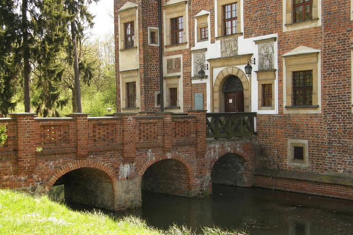Zamek Wojnowice — Zamek w Wojnowicach - mostek do głównego wejścia.