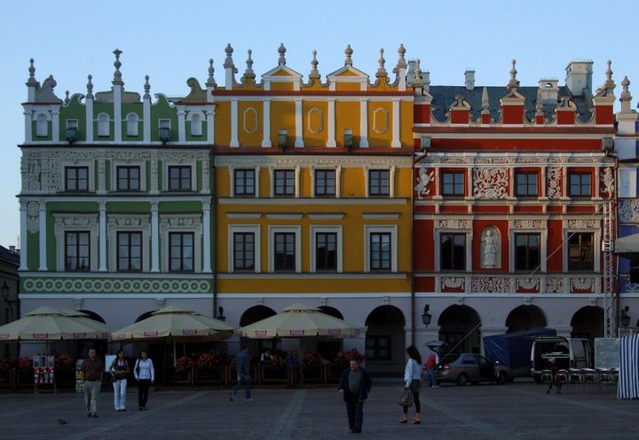 Zamość i Roztocze — Houses on market place in Zamość in the evening