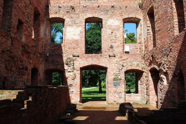 Zatonie – park i ruiny pałacu
