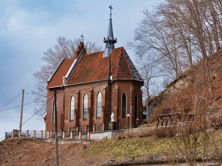 Żegiestów-Zdrój — Kościół pw. św. Kingi w Żegiestowie-Zdroju wzniesiony w stylu neogotyckim była budowlą od