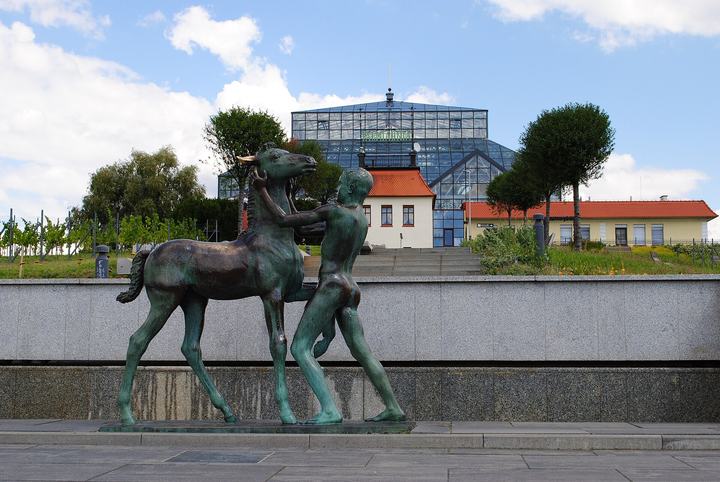 Zielona Góra — Zielona Góra. Palmiarnia. Rzeźba "Chłopiec z konikiem"