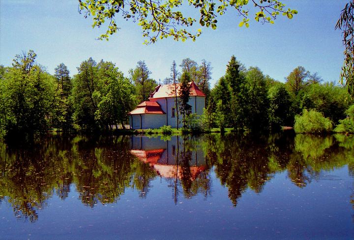 Zwierzyniec – kościółek na wyspie i Stawy Echo